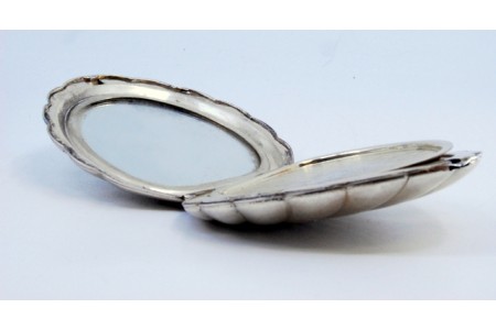 Caixa de toilette em prata em forma de vieira com espelho no interior.